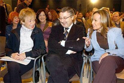 María Teresa Fernández de la Vega y José Blanco, ayer, en las jornadas sobre la Constitución.