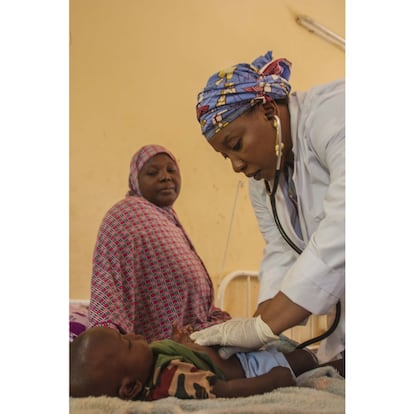 La doctora pasa visita a uno de los niños malnutridos que se recupera tras más de una semana hospitalizado en el CRENI Poudrière de Niamey, financiado por UNICEF. El pequeño Abdelwaheb, además de malnutrición, sufre de alteraciones cardíacas moderadas.