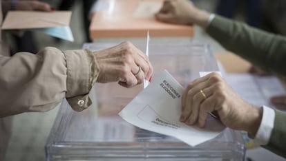 Ambiente electoral el 28-A en un colegio de Barcelona.