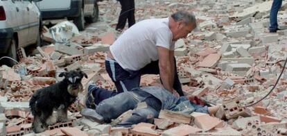 Un hombre en la calle Galicia de Lorca, junto a uno de los fallecidos