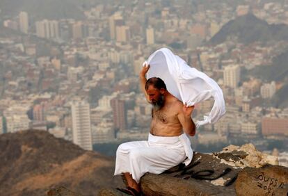 Un hombre musulmán en la cima del monte Jabal al-Nour, en la ciudad sagrada de La Meca (Arabia Saudí).