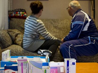 Foto de archivo de José y Toñi, dependiente y cuidadora, con los medicamentos que su marido toma a diario. 