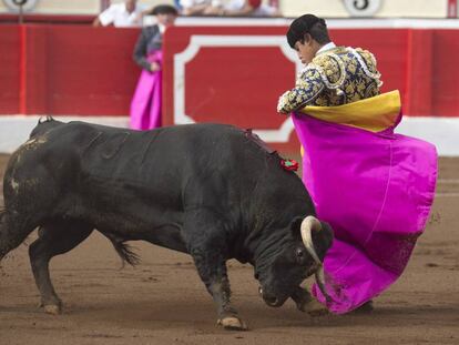 El novillero Jes&uacute;s Enrique Colombo lidia en la Feria de Santiago, en la plaza de toros de Santander. 