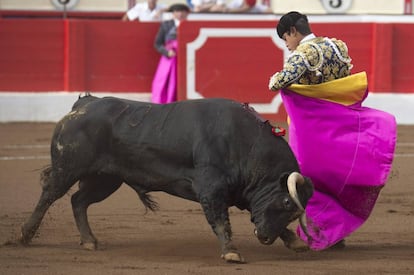 El novillero Jes&uacute;s Enrique Colombo lidia en la Feria de Santiago, en la plaza de toros de Santander. 