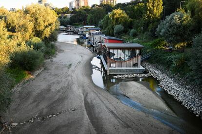 Casas flotantes en un canal seco del río Waal, en Nimega (Países Bajos), el domingo. 