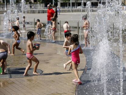 Numerosos ni&ntilde;os se refrescan hoy en fuentes en las inmediaciones del Guggenheim de Bilbao.