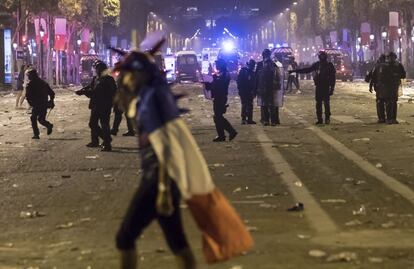 Además, los enfrentamientos con la Policía se sucedieron en otros puntos del país como Beauvais (norte) y Lyon (este), donde las autoridades también tuvieron que dispersar al público después de que algunos intentaran montar en sus vehículos. En la imagen, la policía dispersa a los aficionados cerca de los Campos Elíseos de París.