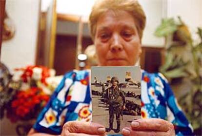 La madre de José Vicente  Insa muestra una foto de su hijo con el uniforme de paracaidista.