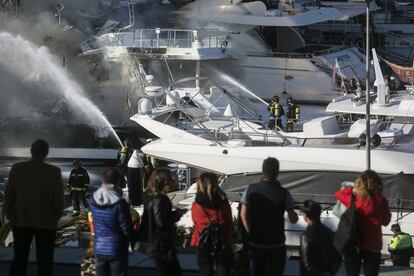 Incendi al Port Fòrum de Sant Adrià de Besòs, ha afectat quatre vaixells. 