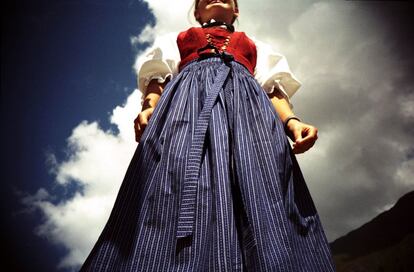 Buscar perspectivas poco habituales, como la de este traje típico de la región del Tirol, en Austria, es una de las claves de la Lomografía.