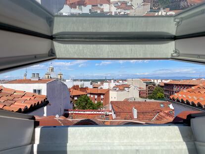 La vista panorámica que tiene Abigail Parra sobre el barrio de la Latina 
cuando abre la ventana del techo de su piso.