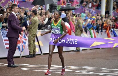La etiope Tiki Gelana ha conseguido la medalla de oro en la prueba de maratón.