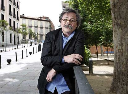 Alberto Corazón, en una plaza del centro de Madrid.