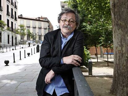 Alberto Corazón, en una plaza del centro de Madrid.