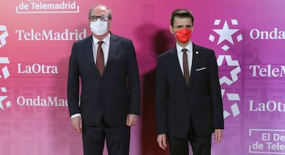 El candidato a la presidencia de la Comunidad de Madrid por el PSOE, Ángel Gabilondo (a la izquierda), acompañado por el director general de Telemadrid, José Pablo López, posa para los medios antes del debate.