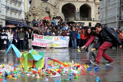 Un momento del acto escolar por la paz celebrado en Vitoria.