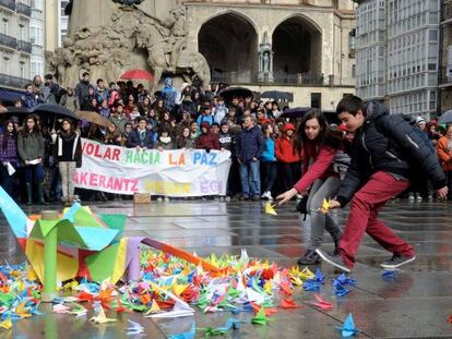 Un momento del acto escolar por la paz celebrado en Vitoria.