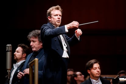 De izquierda a derecha: el tenor Matteo Macchioni, el barítonos Ludovic Tézier, el director Daniel Harding y el ‘concertino’ de Santa Cecilia Andrea Obiso durante el primer acto de ‘Tosca’, el pasado 21 de octubre en Roma