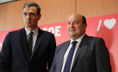 El presidente del Gobierno en funciones, Pedro Sánchez, en la reunión con el presidente del PNV, Andoni Ortuzar el pasado miércoles.