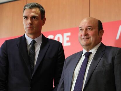El presidente del Gobierno en funciones, Pedro Sánchez, en la reunión con el presidente del PNV, Andoni Ortuzar el pasado miércoles.