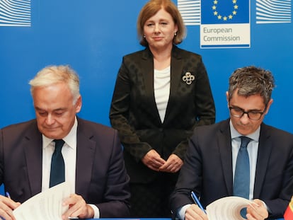 El vicesecretario de Institucional del PP, Esteban González Pons (izquierda); la vicepresidenta de la Comisión Europea, Vera Jourová, y el ministro de Justicia, Félix Bolaños, firman el acuerdo para la renovación del CGPJ, en el Parlamento Europeo, el pasado 25 de junio de 2024, en Bruselas.