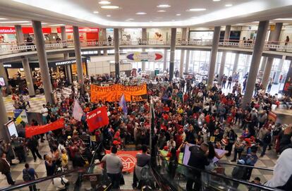 Membros do MTST ocupam o Aeroporto de Congonhas.