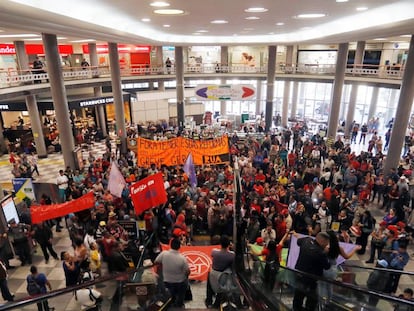 Membros do MTST ocupam o Aeroporto de Congonhas.