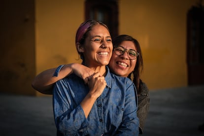 El trabajo de Meztli Jiménez y Paulina Córdova reivindica el aborto que tiene lugar en casa como una práctica segura para las mujeres. Ellas piensan que la legalidad no debe impedir que las mujeres accedan al procedimiento y por eso realizan acompañamientos informados para quienes lo necesiten.