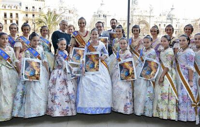 El alcalde Joan Ribó, la delegada en Valencia de EL PAÍS, Maria Josep Serra, el director adjunto del diario, Jorge Rivera, y el gerente del periódico, José Luis Gómez Mosquera, con la fallera mayor, Raquel Alario, y su corte con el suplemento de Fallas publicado este miércoles.