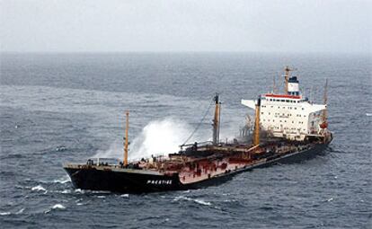 Imagen tomada el 15 de noviembre de 2002, cuando el  <i>Prestige</i> es remolcado para alejarlo de las costas gallegas.