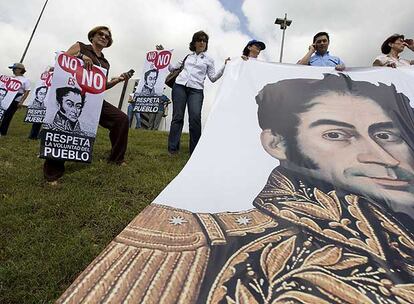 Opositores protestan contra Chvez con carteles de Simn Bolvar, el martes en Caracas.