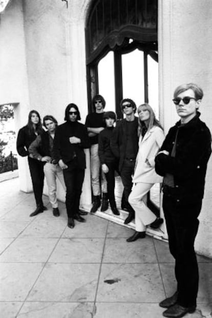 Andy Warhol (a la derecha) y la Velvet Underground, en una imagen de 1966 tomada por el fotógrafo Steve Schapiro.