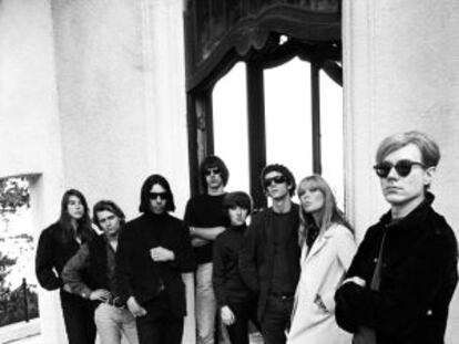 Andy Warhol (a la derecha) y la Velvet Underground, en una imagen de 1966 tomada por el fotógrafo Steve Schapiro.