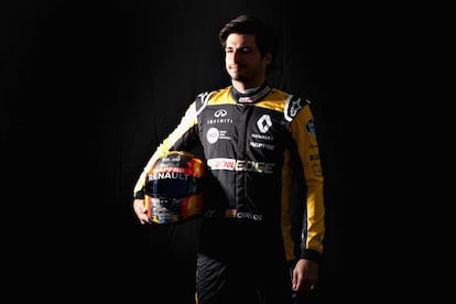 El piloto español Carlos Sainz de Renault Sport F1 posa durante las vistas previas al Gran Premio de Fórmula Uno de Australia en Albert Park en Melbourne, Australia, el 22 de marzo de 2018.