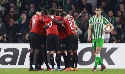 Los jugadores del Rennes celebran el gol de Hurou.