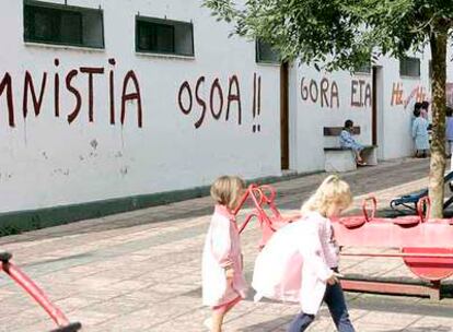 Pintadas a favor de ETA en un muro de la guardería de Lizartza.
