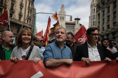 Jaume Collboni con Salvador Illa detrás de la pancarta del PSC este lunes. 