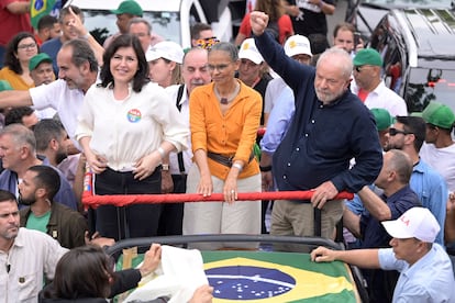 Lula da Silva junto a la exministra Marina Silva, en el centro, y la senadora Simone Tebet, en un mitin cerca de Belo Horizonte.