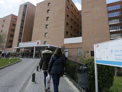 Entrada del hospital Pr&iacute;ncipe de Asturias de Alcal&aacute; de Henares.