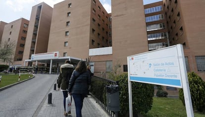 Entrada del hospital Príncipe de Asturias de Alcalá de Henares.