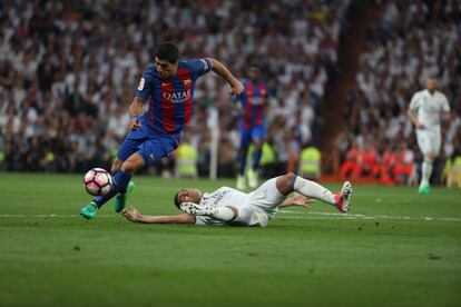 Luis Suarez elude una entrada de Casemiro.