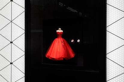 Recreación del vestido Zaire (temporada otoño-invierno de 1954) de Dior que ha inspirado algunos de sus nuevos relojes.