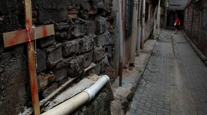 Crucifixo em viela de Paraisópolis, onde 9 morreram pisoteados durante ação da PM em um baile funk.