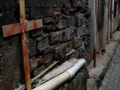 Crucifixo em viela de Paraisópolis, onde 9 morreram pisoteados durante ação da PM em um baile funk.