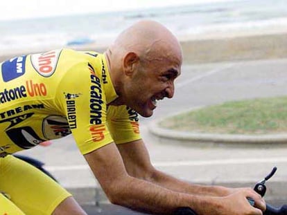 Marco Pantani, con el maillot amarillo, en el Tour de 1998.