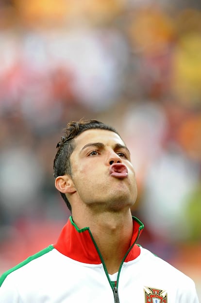 Cristiano Ronaldo canta el himno de Portugal antes del arranque del encuentro frente a Costa de Marfil.