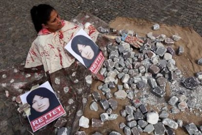 Un grupo de activistas pidió el mes pasado en Berlín, con una lapidación simulada, la liberación de la iraní Sakineh Ashtianí.