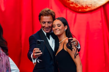 A pesar de haber menos caras conocidas internacionalmente que en otras ocasiones (en el pasado han asistido Richard Gere o Will Smith), el evento congregó a un nutrido grupo de asistentes. Entre ellos, la sobrina del Rey, Victoria Federica de Marichalar y Borbón. En la imagen, posa junto al esposo de Valeria Mazza, Alejandro Gravier.