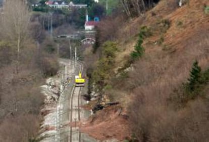 El valle de Buelna ha sido uno de los más afectados en Cantabria por el paso del fenómeno meteorológico de la ciclogénesis explosiva "Gong". Las intensas lluvias han provocado numerosos desperfectos y cortes viarios, como este de un argayo que ha caído sobre la línea férrea y que ha obligado a suspender la circulación en la línea ferroviaria de ancho convencional que une Madrid y Cantabria.