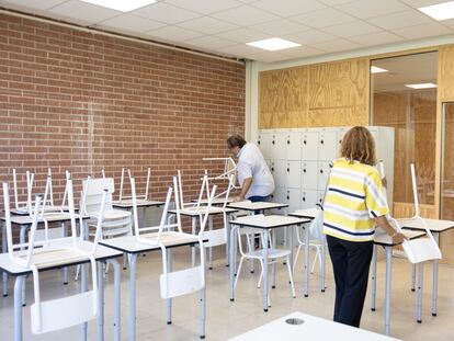 El profesorado del instituto escuela Arts de Barcelona, el pasado viernes, empieza a preparar las clases para el inicio del curso.